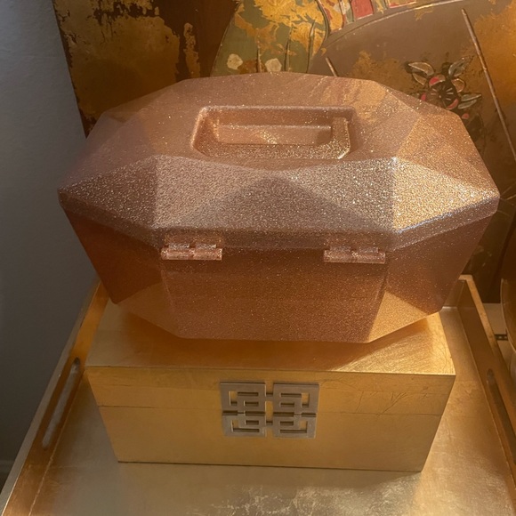 Pretty Petite Case… storage snd organization possibilities are ENDLE$$!!! - Picture 2 of 3